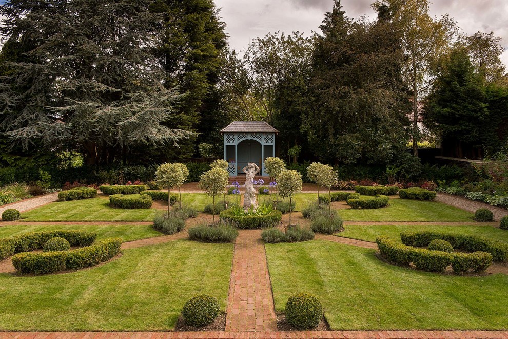 Стильный дизайн: большой регулярный сад на заднем дворе с мощением клинкерной брусчаткой - последний тренд