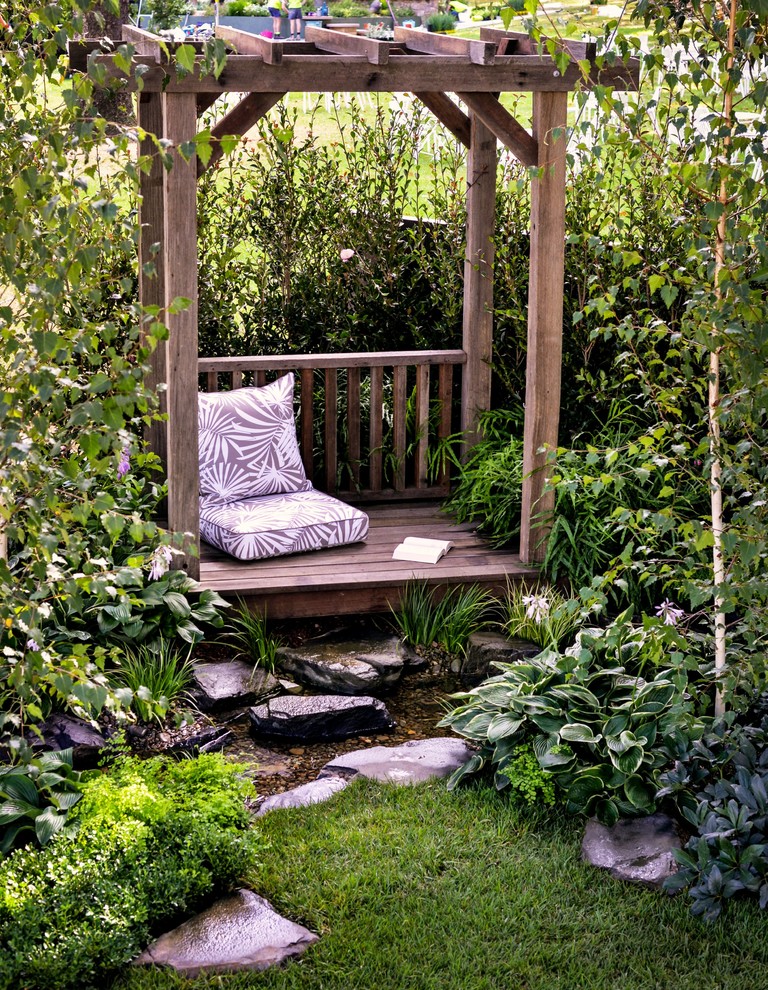 Inspiration for a rustic garden in Other with a water feature.