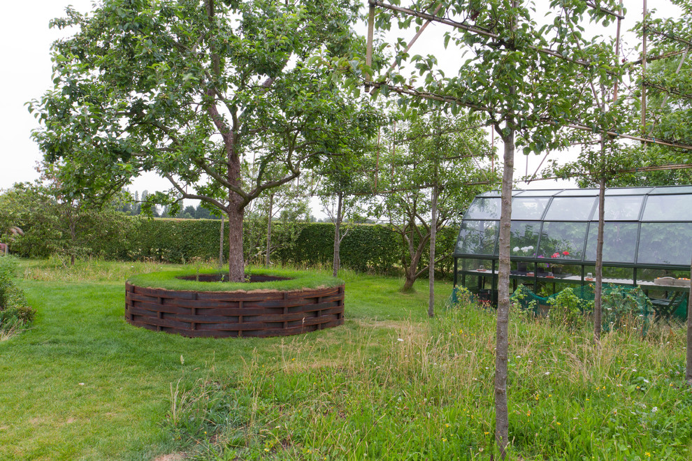 Photo of a farmhouse partial sun garden in London.
