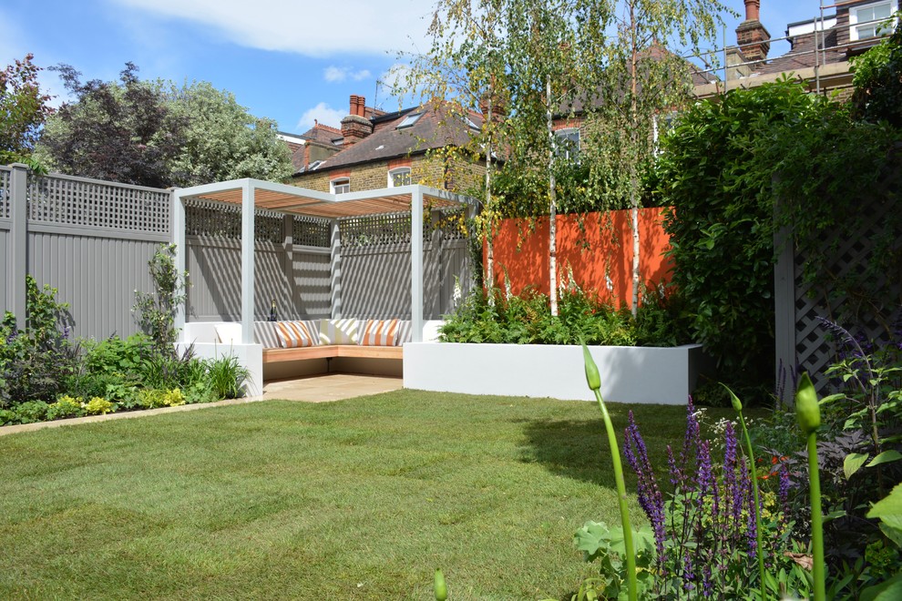 Foto de jardín contemporáneo de tamaño medio en verano en patio trasero con jardín francés y exposición total al sol