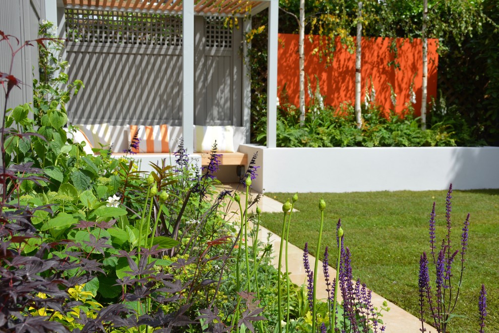 Esempio di un giardino formale minimal esposto in pieno sole di medie dimensioni e dietro casa in estate