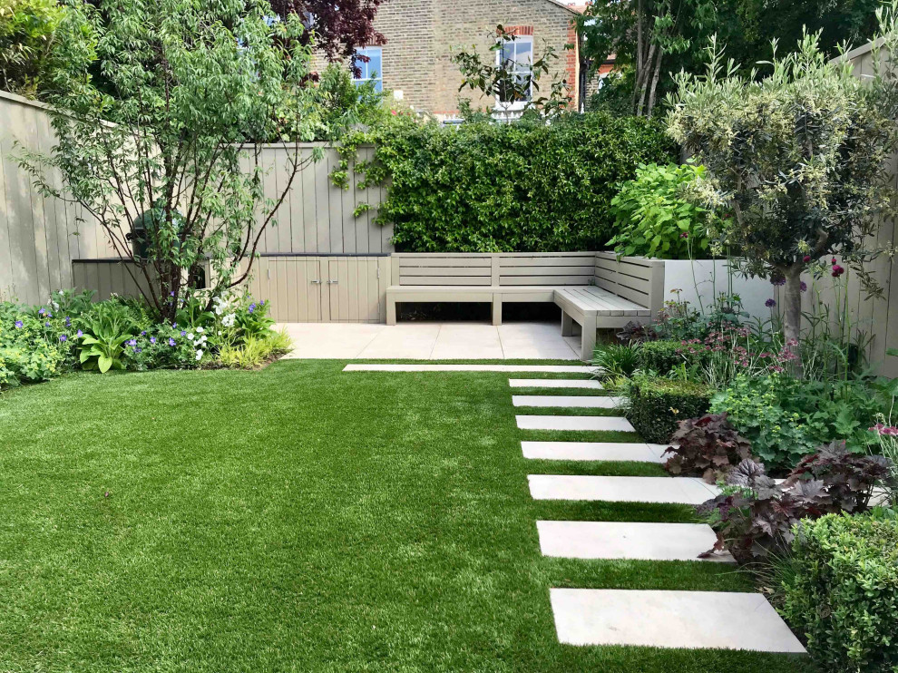 Contemporary back garden in London.