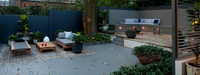 На фото: большой летний участок и сад на заднем дворе в стиле модернизм с местом для костра, полуденной тенью и покрытием из каменной брусчатки