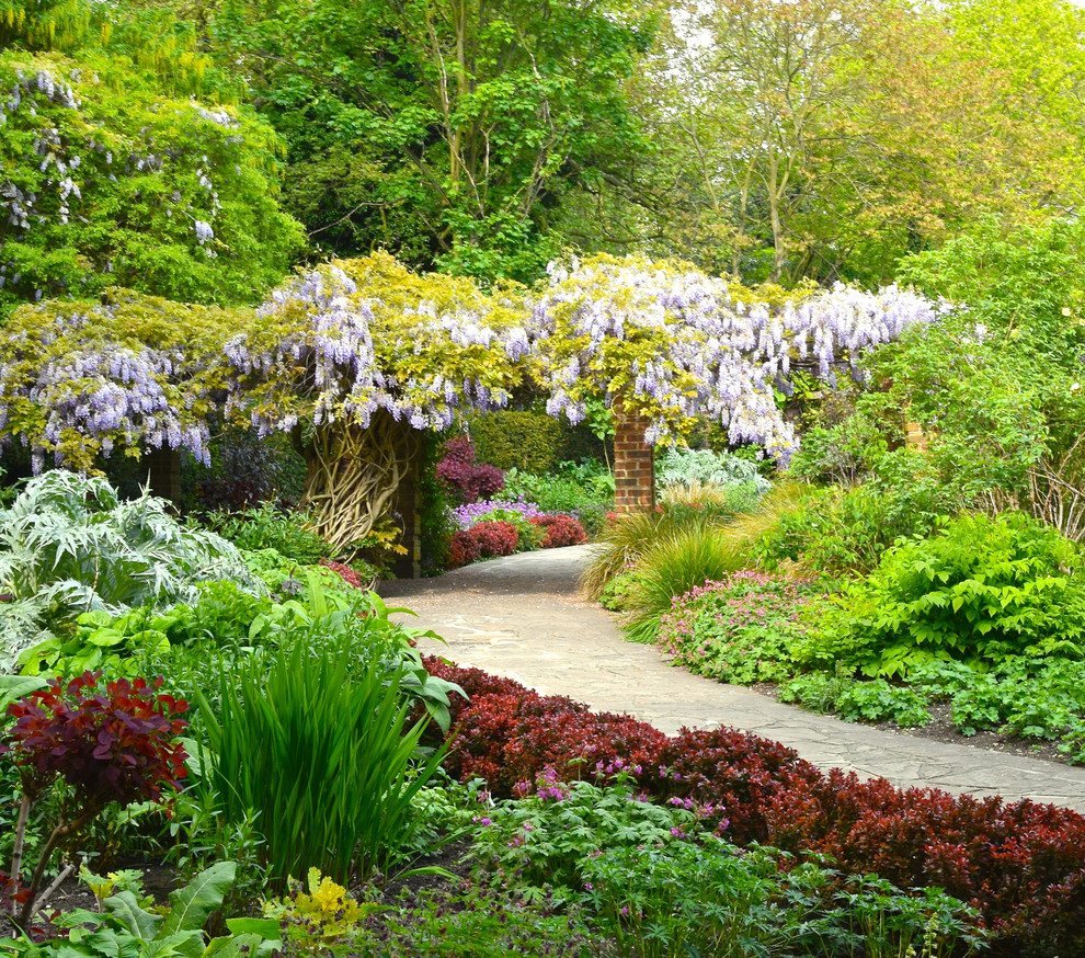 ウエストミッドランズにあるトラディショナルスタイルのおしゃれな庭 (庭への小道、天然石敷き) の写真