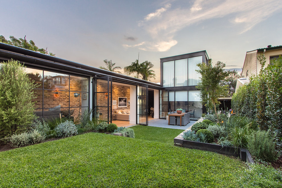 Design ideas for a large full sun backyard brick formal garden in Sydney for summer.