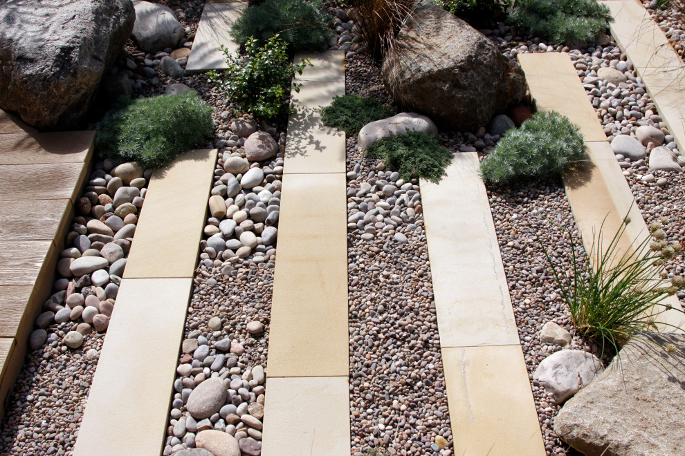 Ispirazione per un piccolo giardino formale contemporaneo esposto in pieno sole dietro casa in estate con pavimentazioni in pietra naturale