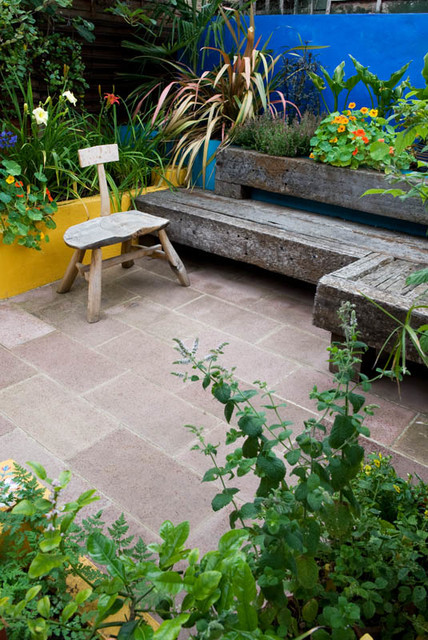 Railway sleeper seating, rendered raised bed, terracotta sandstone paving -  Traditional - Landscape - London - by Earth Designs Garden and Build London  and Essex | Houzz