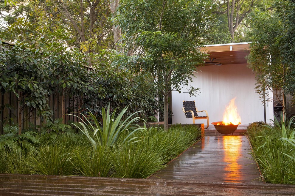 Foto di un giardino formale minimalista esposto in pieno sole di medie dimensioni e dietro casa con un focolare e pedane