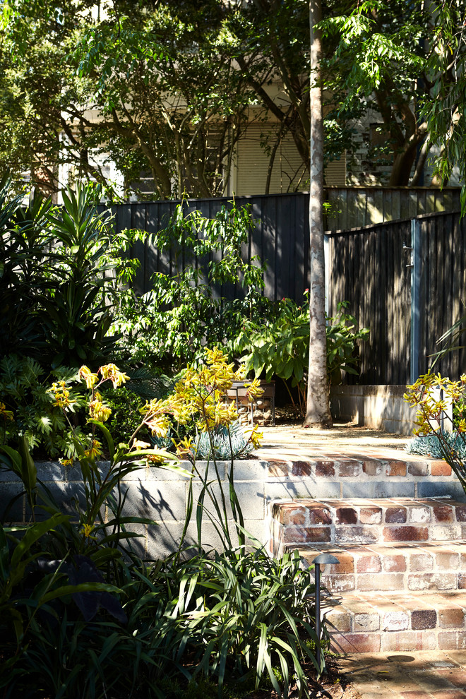Идея дизайна: весенний засухоустойчивый сад на заднем дворе в современном стиле с мощением клинкерной брусчаткой