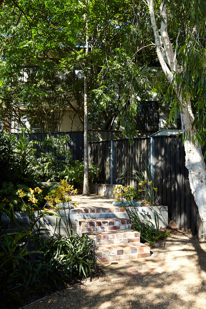 Esempio di un giardino xeriscape design dietro casa in primavera con pavimentazioni in mattoni