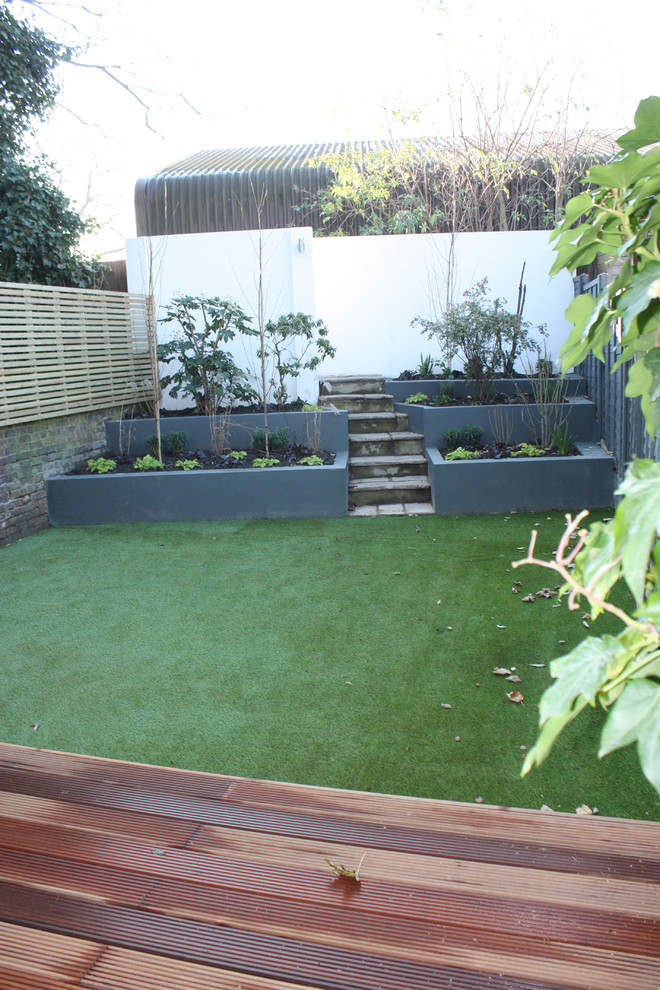 На фото: маленький тенистый участок и сад на заднем дворе в современном стиле с садовой дорожкой или калиткой для на участке и в саду с