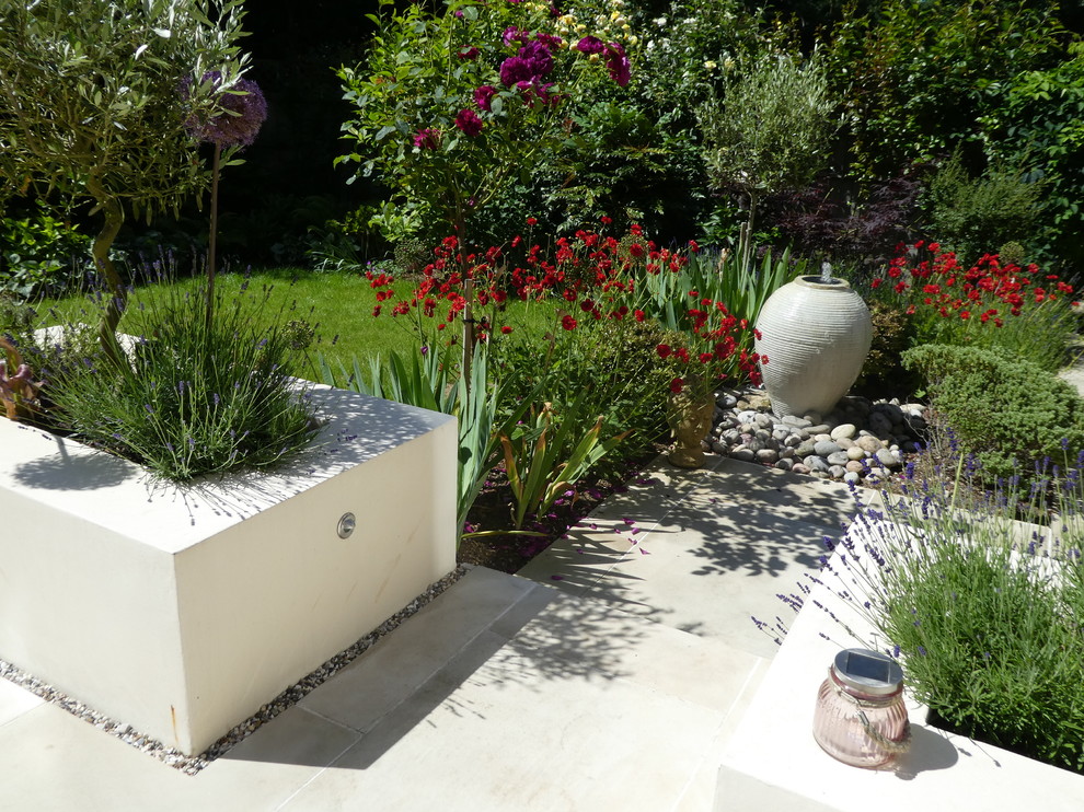 Mittelgroßer Moderner Garten hinter dem Haus mit direkter Sonneneinstrahlung und Natursteinplatten in Cheshire