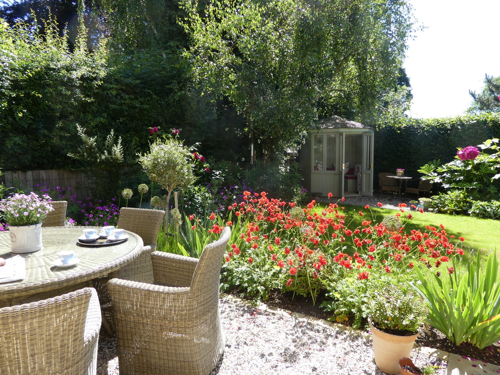 Diseño de jardín contemporáneo de tamaño medio en patio trasero con exposición total al sol y gravilla
