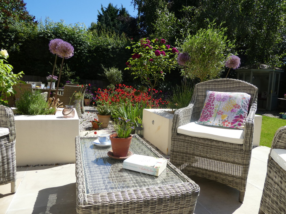 Imagen de jardín actual de tamaño medio en patio trasero con exposición total al sol y adoquines de piedra natural