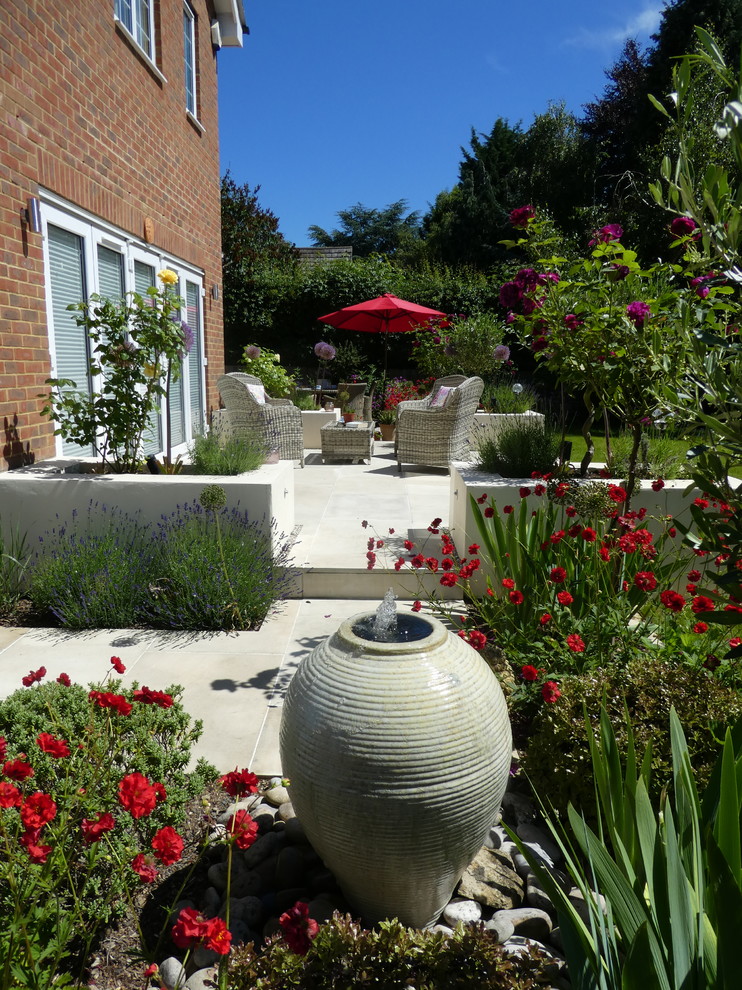 Idee per un giardino contemporaneo esposto in pieno sole di medie dimensioni e dietro casa con pavimentazioni in pietra naturale