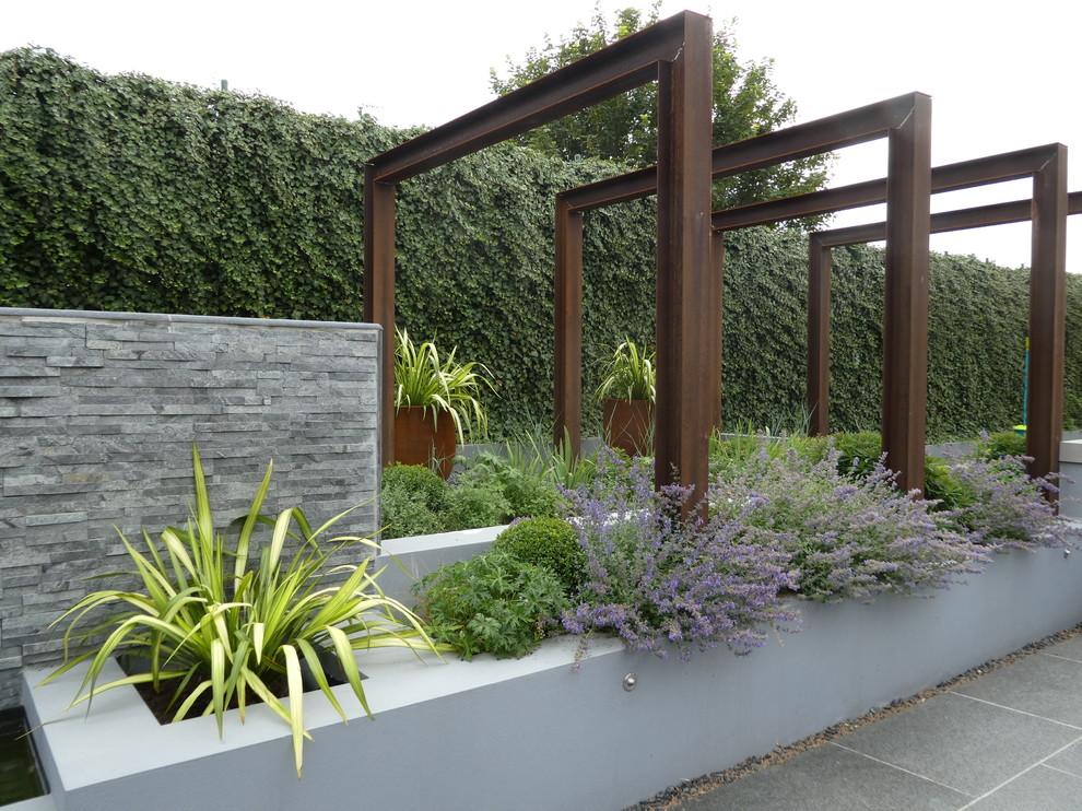 Inspiration for a large contemporary back garden in Cheshire.