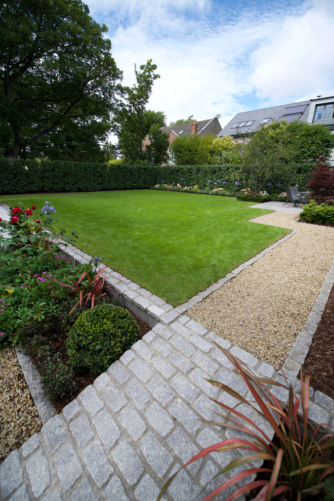 Idee per un giardino formale tradizionale esposto in pieno sole di medie dimensioni e in cortile in estate con pavimentazioni in pietra naturale