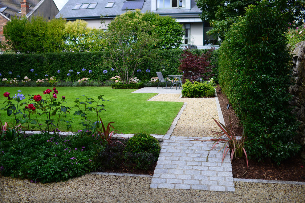 Geometrischer, Mittelgroßer Moderner Garten im Sommer, hinter dem Haus mit direkter Sonneneinstrahlung und Natursteinplatten in Dublin