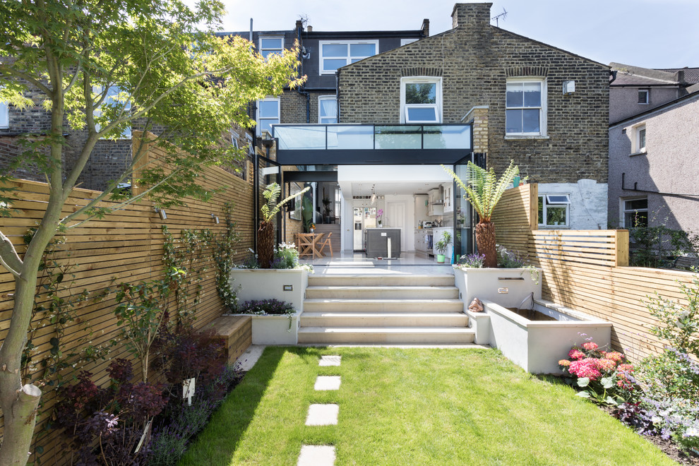 Ispirazione per un giardino formale minimal esposto in pieno sole di medie dimensioni e dietro casa in estate con pavimentazioni in pietra naturale