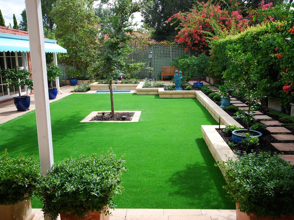 Пример оригинального дизайна: регулярный сад на заднем дворе в средиземноморском стиле