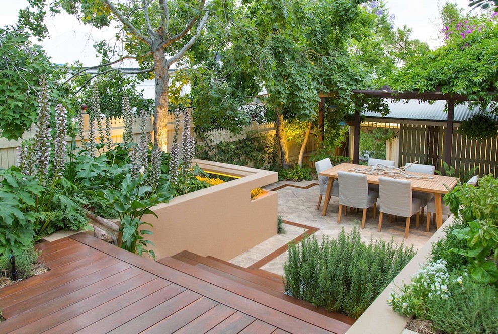 Пример оригинального дизайна: летний участок и сад на внутреннем дворе в средиземноморском стиле с садовой дорожкой или калиткой, полуденной тенью и настилом
