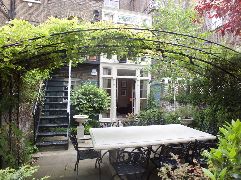 Geometrische, Kleine Klassische Pflanzenwand hinter dem Haus mit Natursteinplatten in London