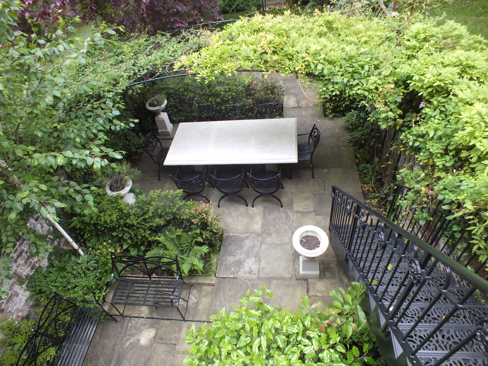 Стильный дизайн: маленький тенистый регулярный сад на заднем дворе в классическом стиле с покрытием из каменной брусчатки и садовой дорожкой или калиткой для на участке и в саду - последний тренд