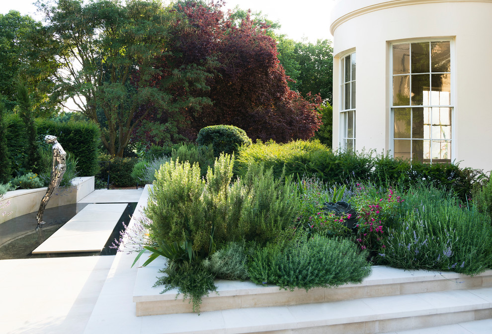 Ispirazione per un piccolo giardino formale mediterraneo esposto in pieno sole sul tetto con fontane e pavimentazioni in pietra naturale