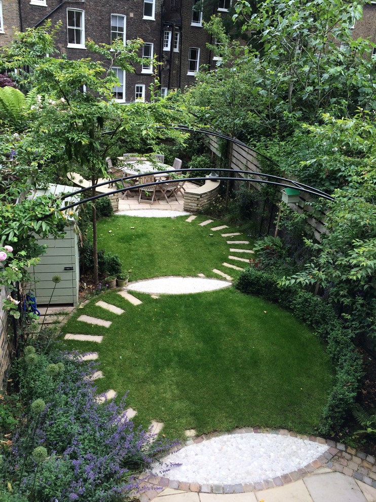 Пример оригинального дизайна: маленький регулярный сад на заднем дворе в классическом стиле с садовой дорожкой или калиткой и покрытием из каменной брусчатки для на участке и в саду