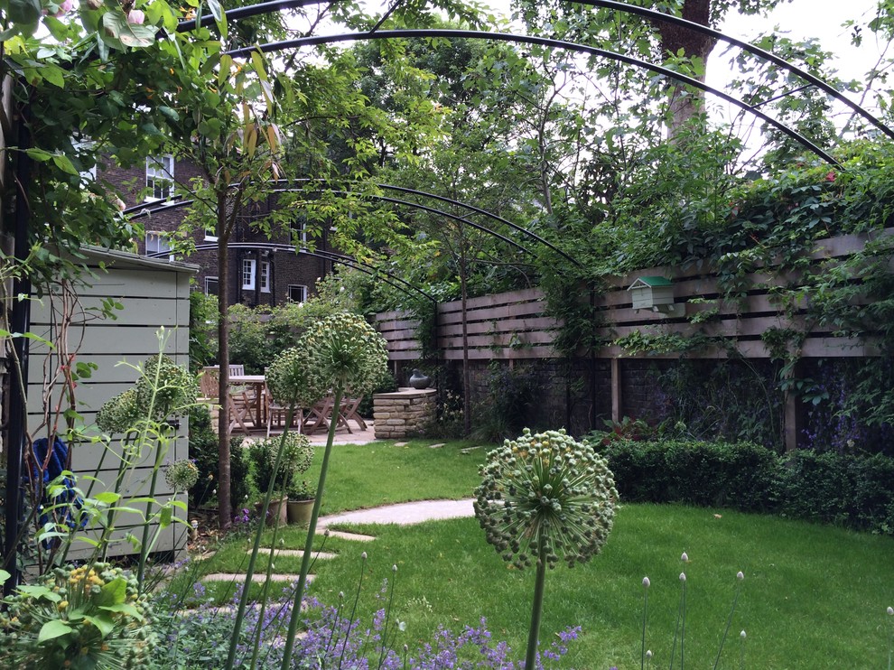 Foto de jardín tradicional pequeño en patio trasero con jardín francés, jardín de macetas y adoquines de piedra natural