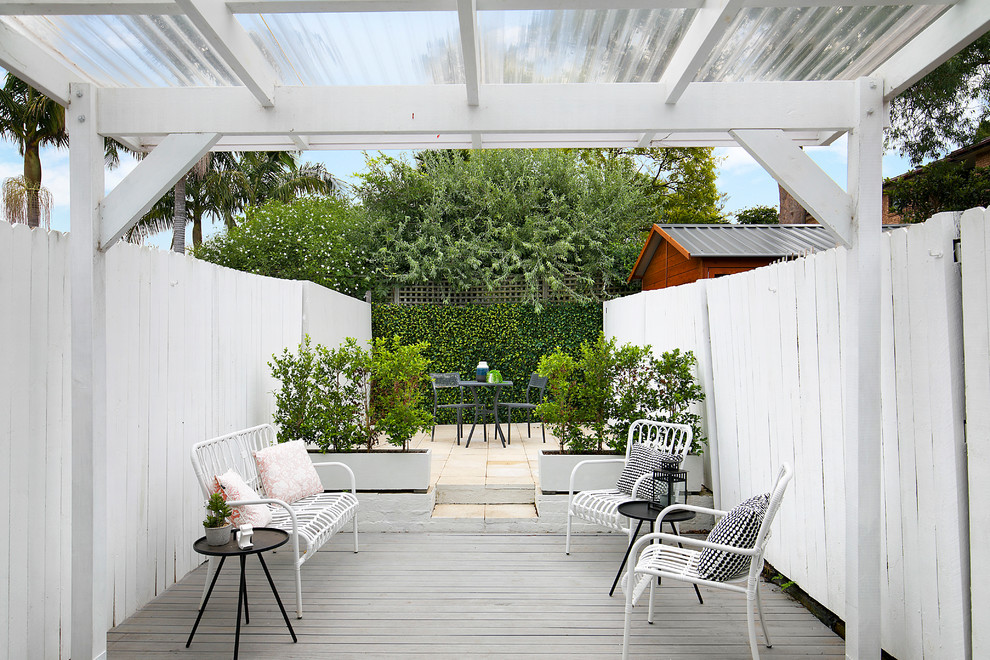 Shabby-Look Garten im Innenhof mit Kübelpflanzen, direkter Sonneneinstrahlung und Dielen in Sydney