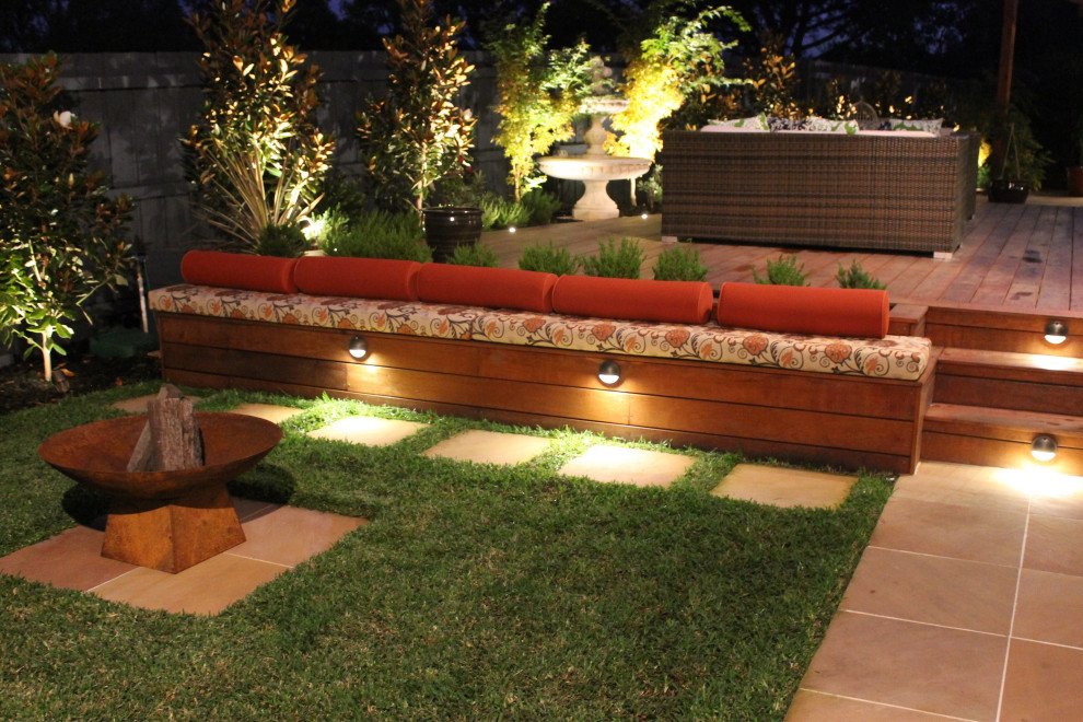 Стильный дизайн: солнечный регулярный сад среднего размера, зимой на заднем дворе в средиземноморском стиле с местом для костра, хорошей освещенностью и покрытием из каменной брусчатки - последний тренд