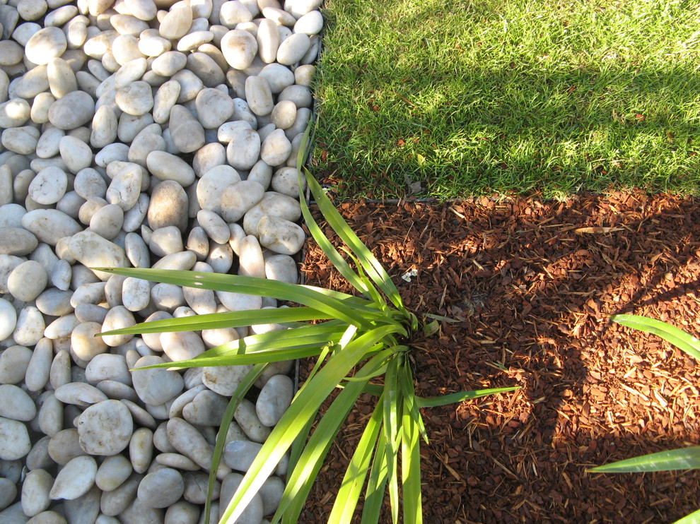 Cette photo montre un petit xéropaysage tendance au printemps avec un point d'eau, une exposition ensoleillée et des pavés en pierre naturelle.