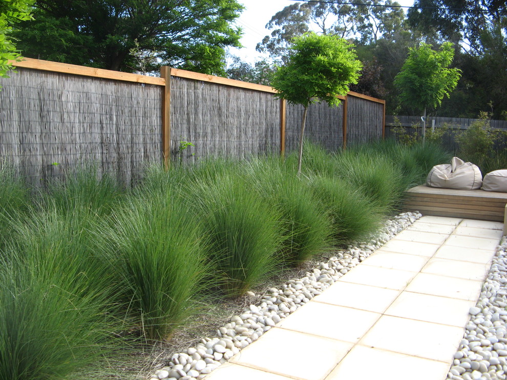 Kleiner Moderner Garten im Frühling mit Wasserspiel, direkter Sonneneinstrahlung und Natursteinplatten in Canberra - Queanbeyan