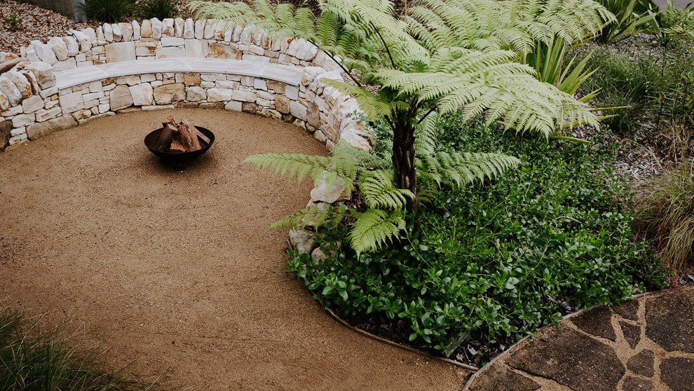 Mittelgroßer Moderner Garten mit Feuerstelle und direkter Sonneneinstrahlung in Sunshine Coast