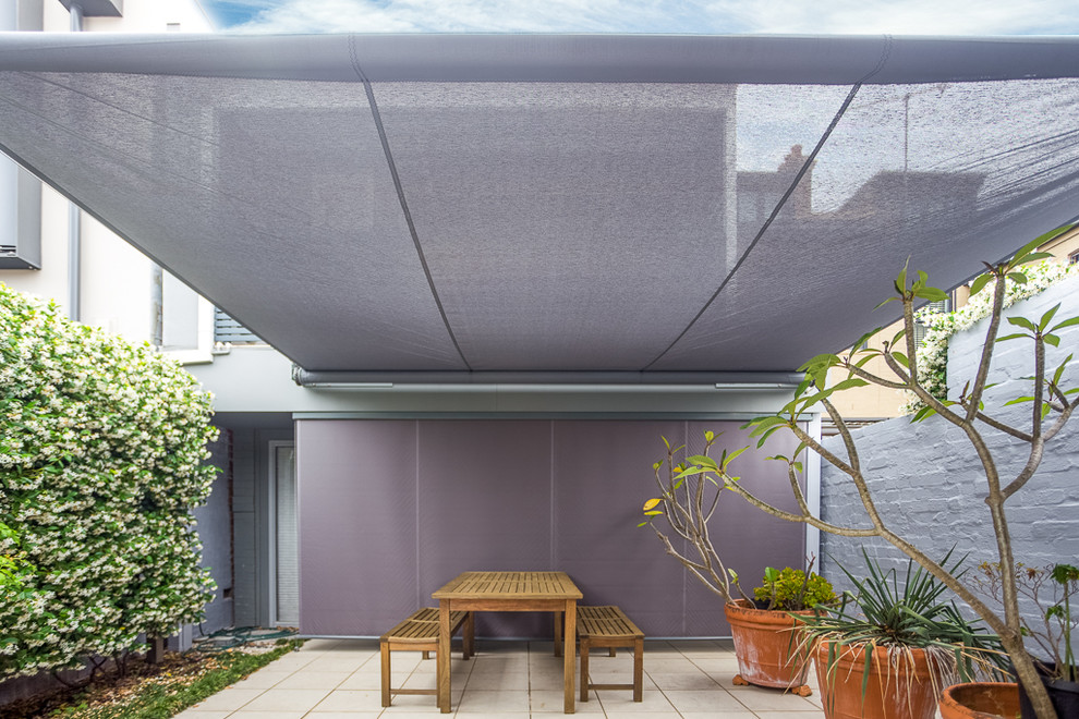 Idee per un giardino contemporaneo esposto in pieno sole in cortile con pavimentazioni in cemento