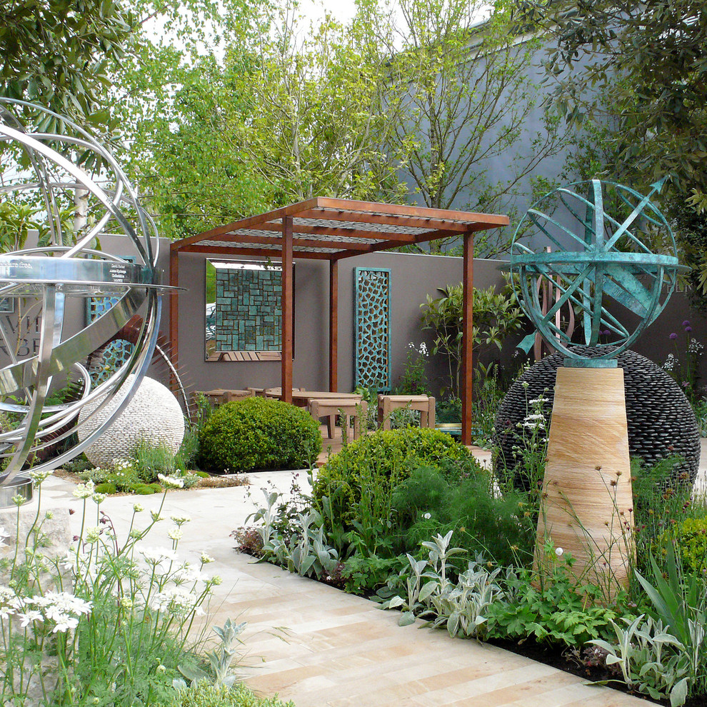 Стильный дизайн: участок и сад в стиле фьюжн с с перголой - последний тренд