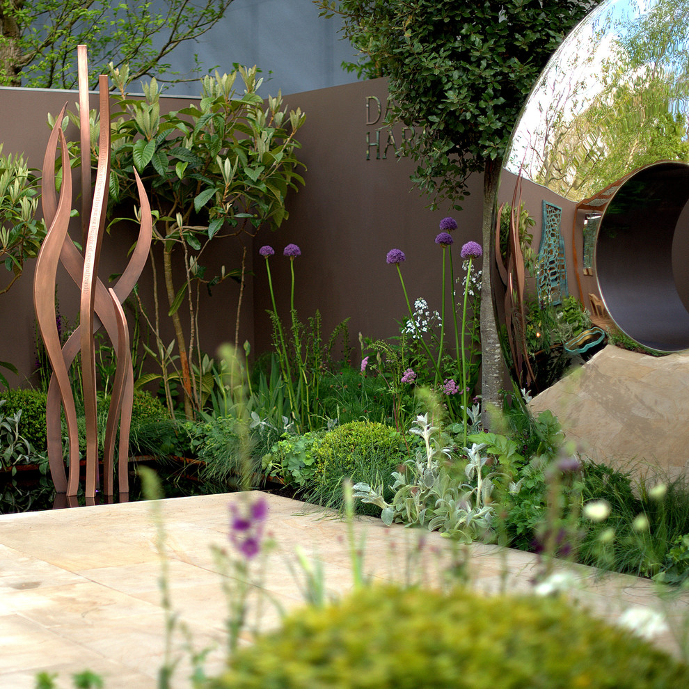 オックスフォードシャーにあるコンテンポラリースタイルのおしゃれな庭の写真