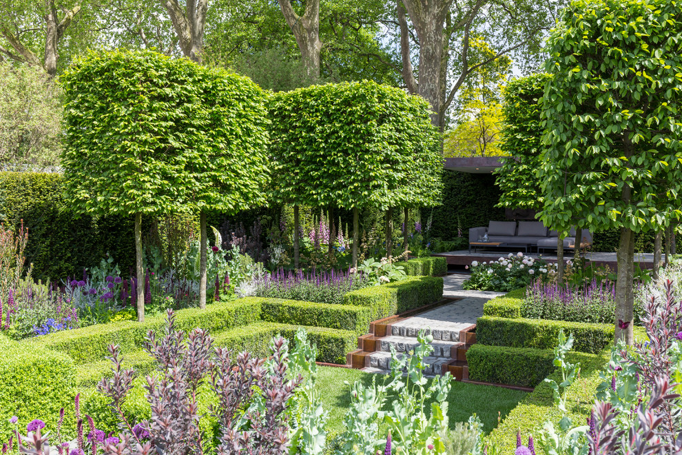 Inspiration för stora moderna formella trädgårdar, med utekrukor