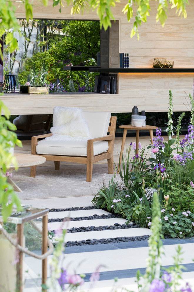 Design ideas for a contemporary landscaping in London.