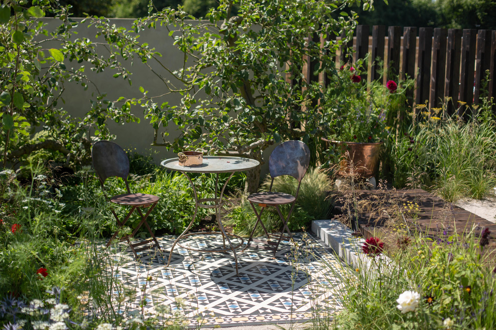 Пример оригинального дизайна: солнечный, летний участок и сад среднего размера на заднем дворе в стиле фьюжн с садовой дорожкой или калиткой и хорошей освещенностью