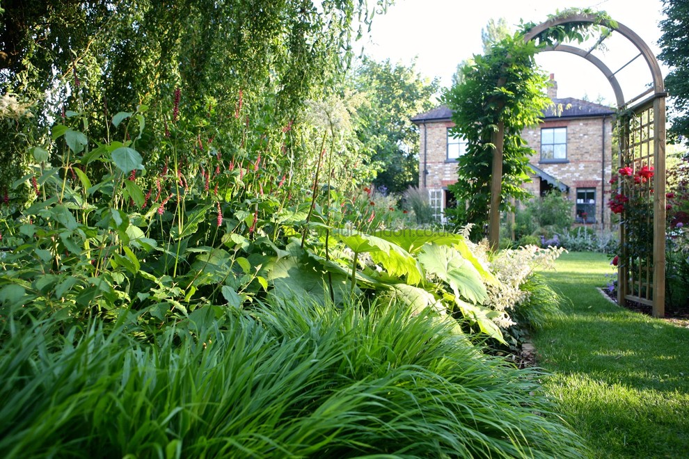 This is an example of a large country back full sun garden for summer in London.