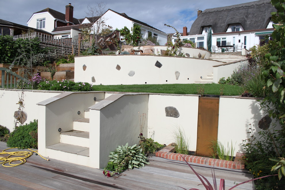 Ispirazione per un giardino minimal esposto in pieno sole di medie dimensioni e dietro casa in estate con fontane e pavimentazioni in pietra naturale