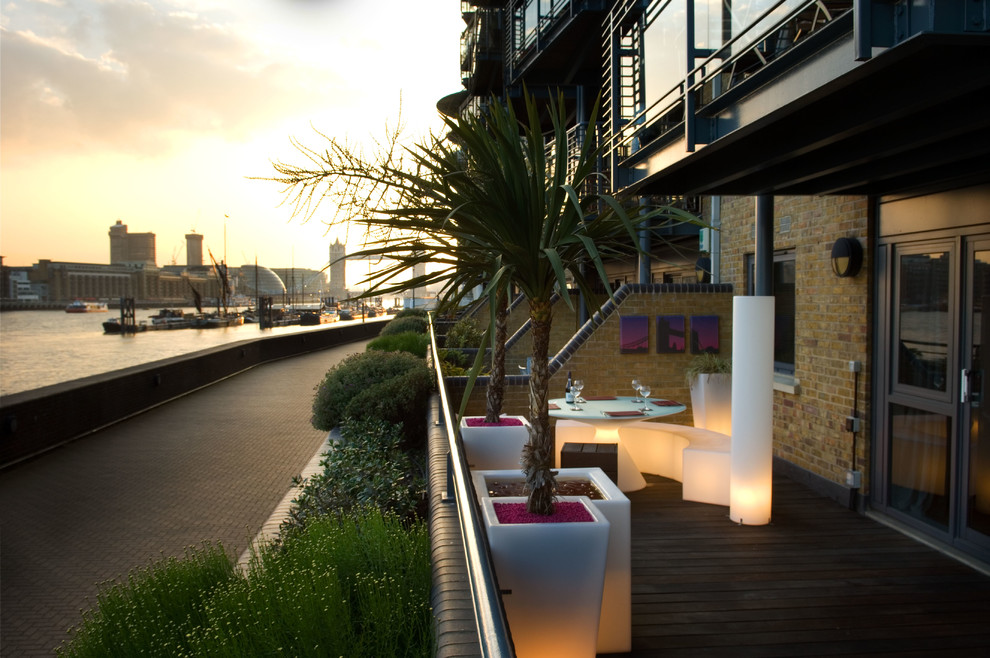 Design ideas for a small contemporary roof garden in London with decking.