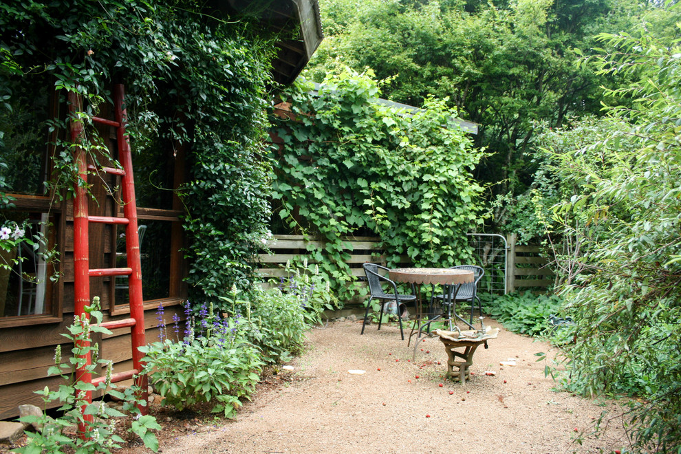 Esempio di un ampio giardino formale etnico esposto in pieno sole davanti casa con un ingresso o sentiero e ghiaia