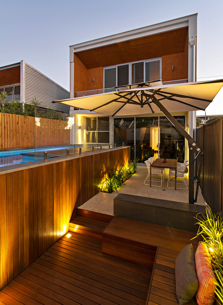 Inspiration for a mid-sized contemporary full sun backyard landscaping in Perth with decking.