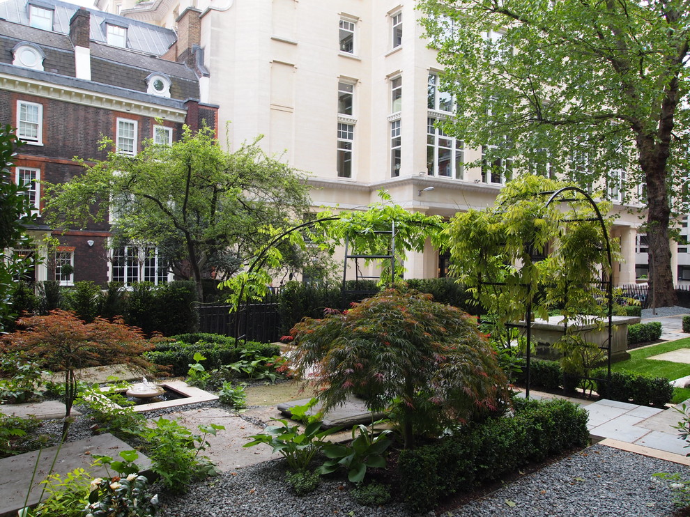 Ejemplo de jardín clásico pequeño en patio con jardín francés