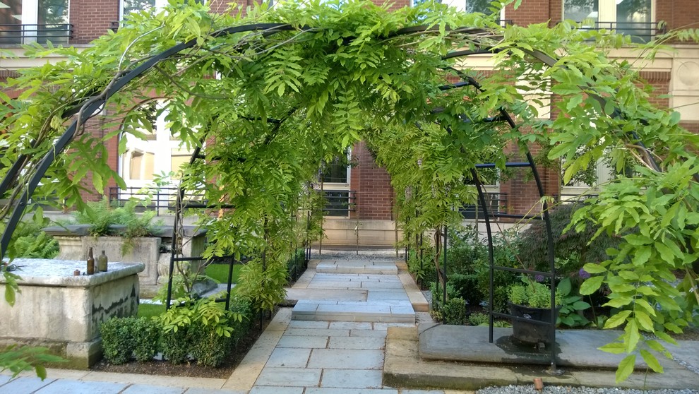 Idee per un piccolo giardino formale classico in cortile