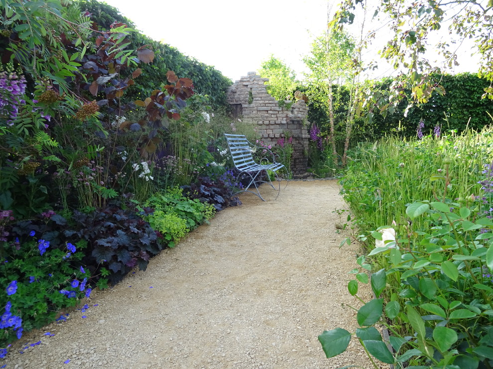 Inspiration for a medium sized country garden in Other with gravel.