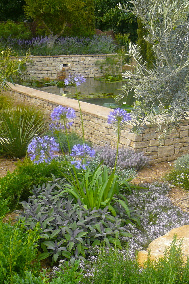 Bild på en medelhavsstil trädgård, med en fontän